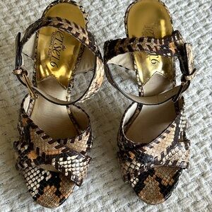 MK Jet Set 6 Odessa sandals. Platform Size 6. 5 inch heels. Great shape.